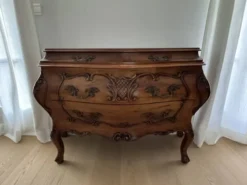 Commode tombeau style Louis XV en bois à décor sculpté – 4 tiroirs