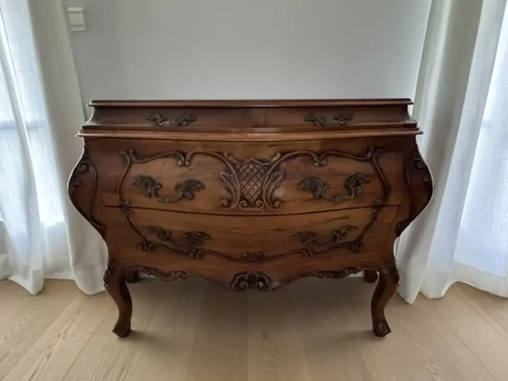 Commode tombeau style Louis XV en bois à décor sculpté – 4 tiroirs