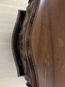 Commode tombeau style Louis XV en bois à décor sculpté – 4 tiroirs