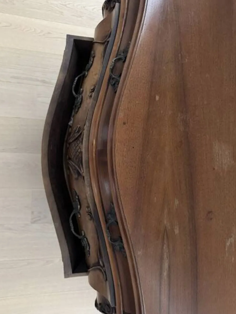 Commode tombeau style Louis XV en bois à décor sculpté – 4 tiroirs