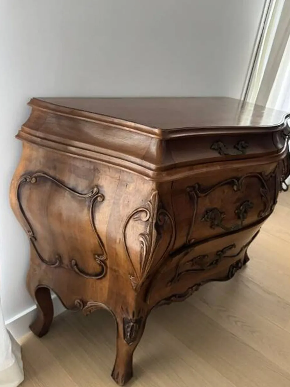 Commode tombeau style Louis XV en bois à décor sculpté – 4 tiroirs