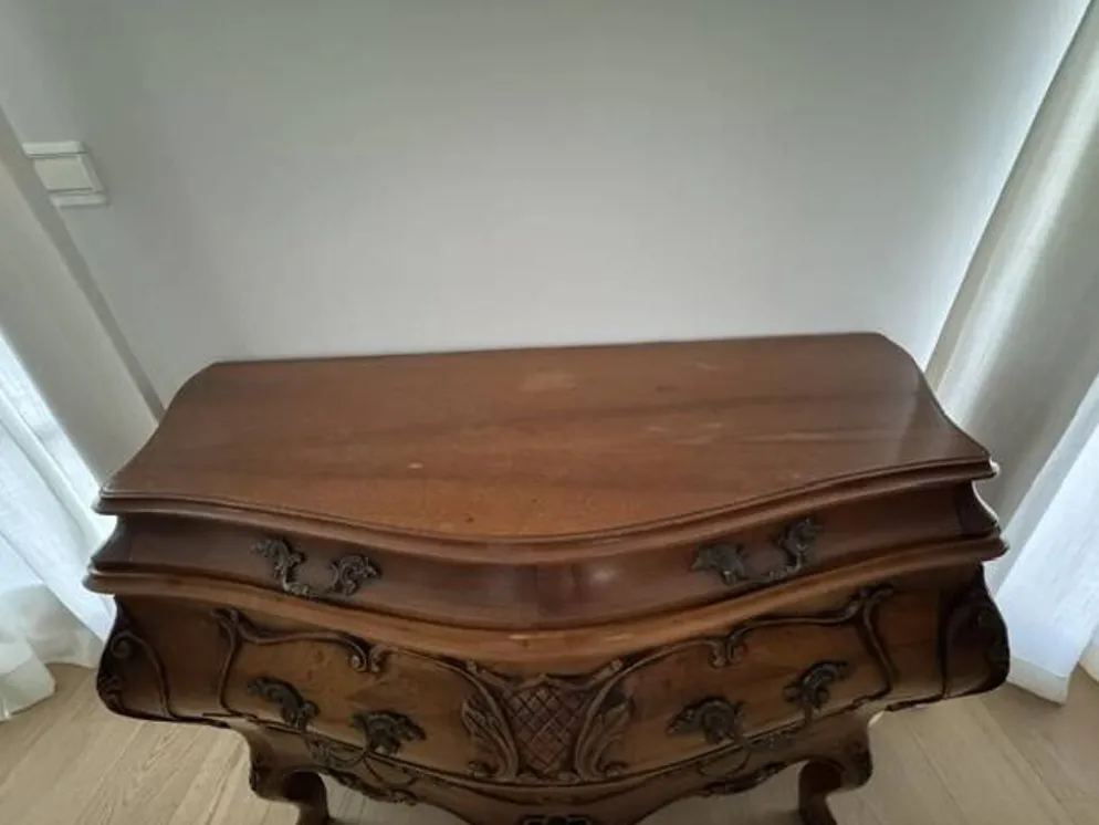 Commode tombeau style Louis XV en bois à décor sculpté – 4 tiroirs
