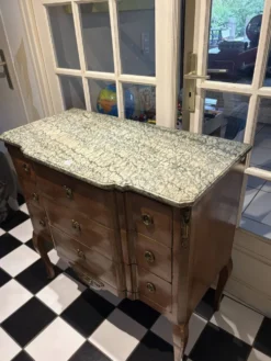 Commode Transition XIXe en marqueterie – marbre – Château d’Arcangues