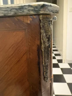 Commode Transition XIXe en marqueterie – marbre – Château d’Arcangues