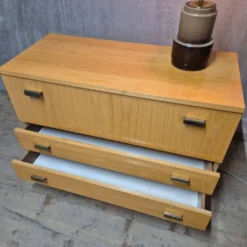 Commode vintage, années 1970, Tchécoslovaquie – Finition claire