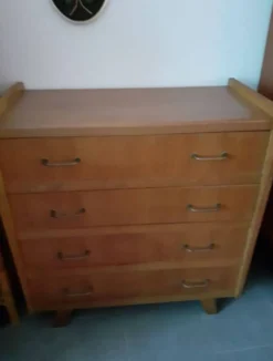 Commode vintage années 50/60 – 4 tiroirs – esprit moderniste