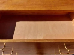commode vintage aux pieds compas