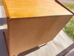 commode vintage aux pieds compas