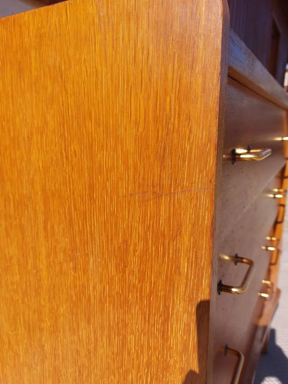 commode vintage aux pieds compas