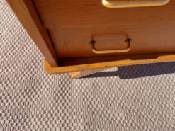 commode vintage aux pieds compas