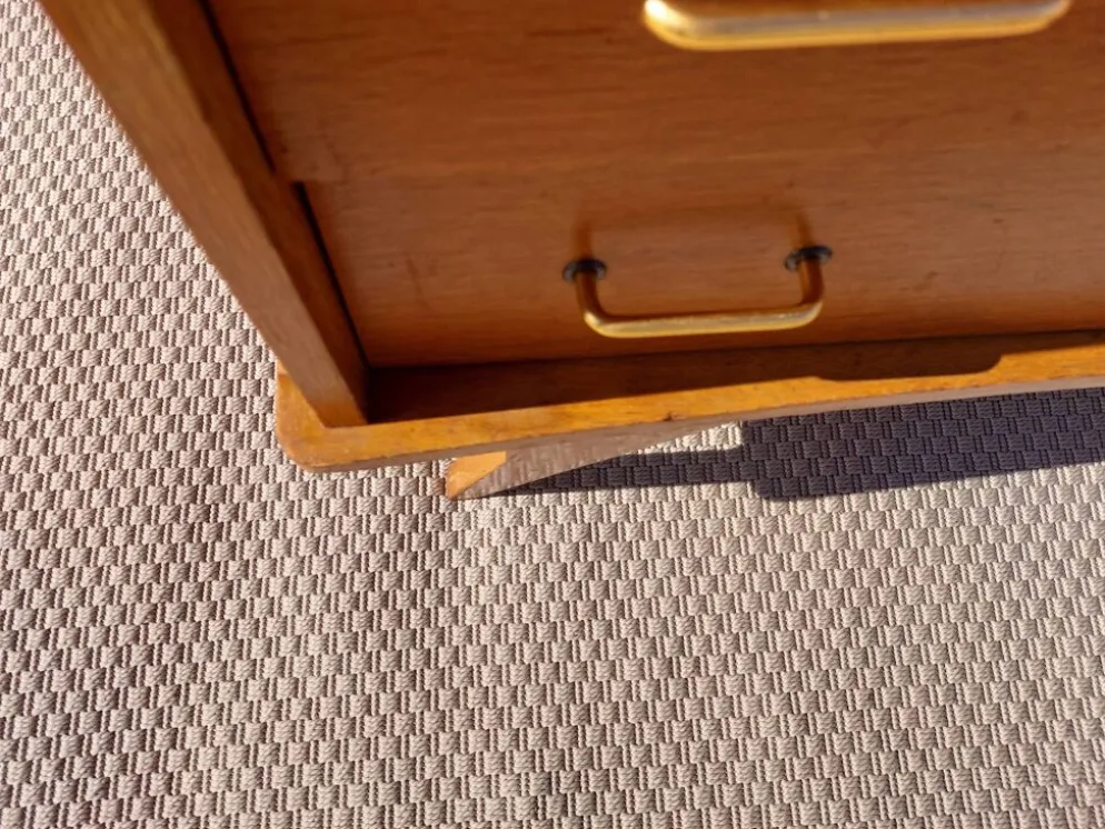 commode vintage aux pieds compas