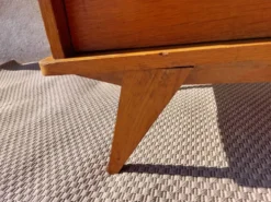 commode vintage aux pieds compas