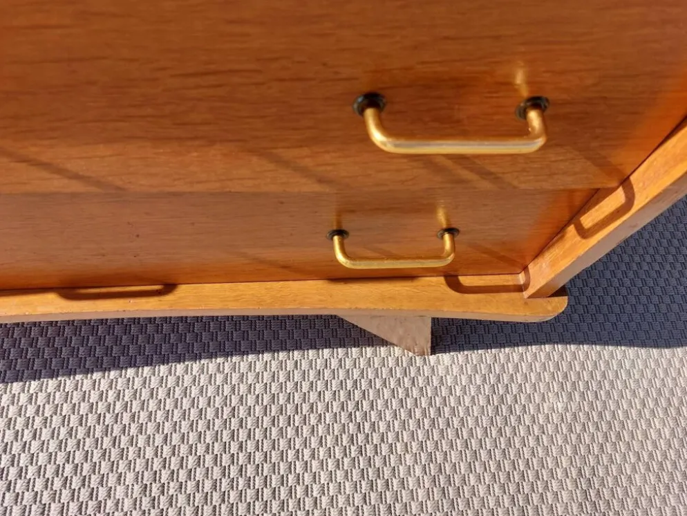 commode vintage aux pieds compas