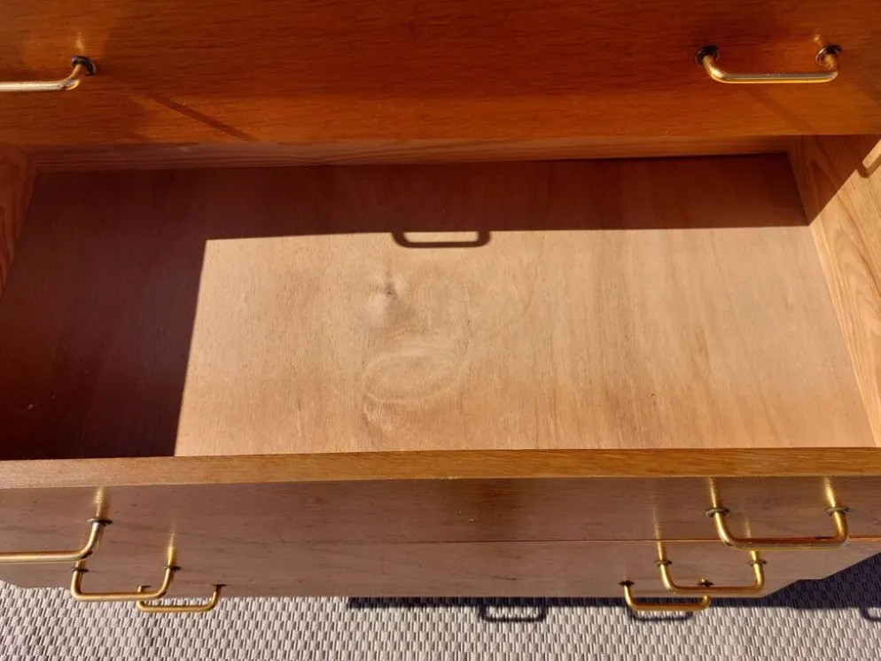 commode vintage aux pieds compas