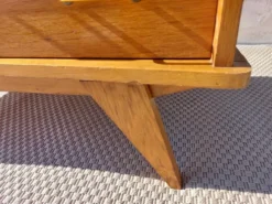 commode vintage aux pieds compas