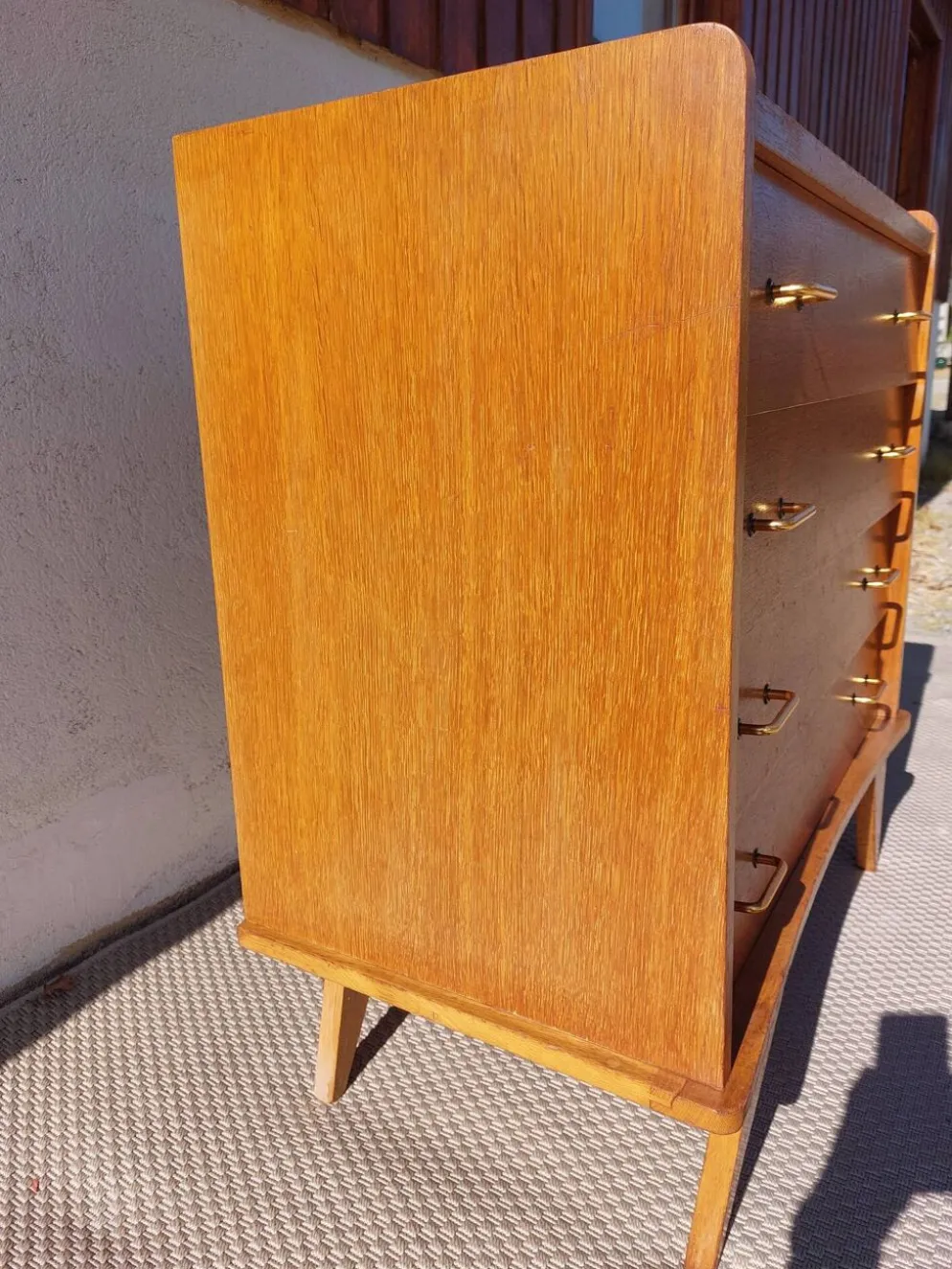 commode vintage aux pieds compas