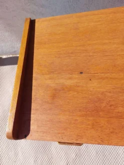 commode vintage aux pieds compas