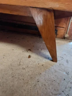 commode vintage aux pieds compas