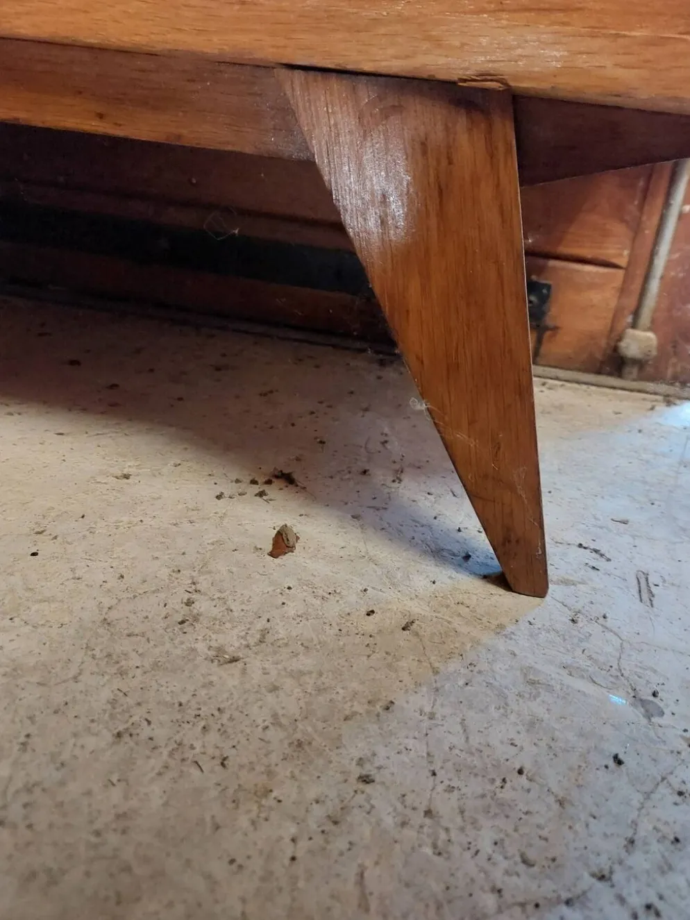 commode vintage aux pieds compas