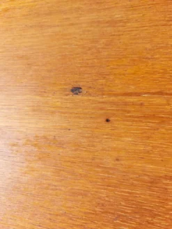 commode vintage aux pieds compas