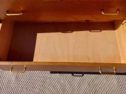 commode vintage aux pieds compas