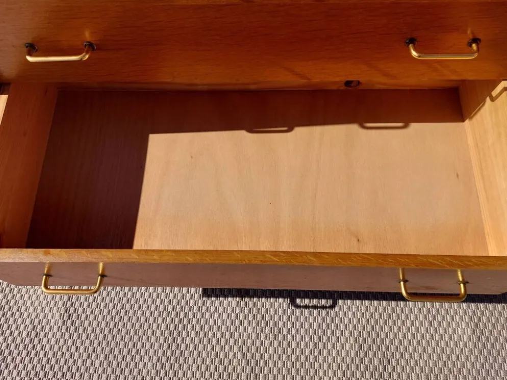 commode vintage aux pieds compas
