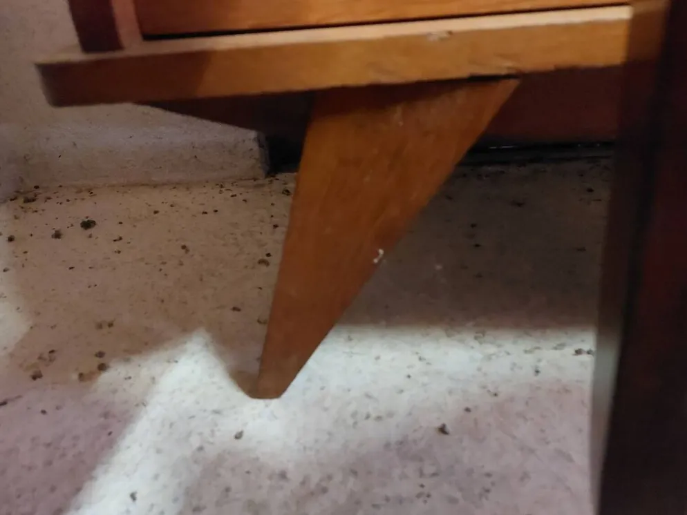 commode vintage aux pieds compas