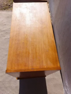commode vintage aux pieds compas