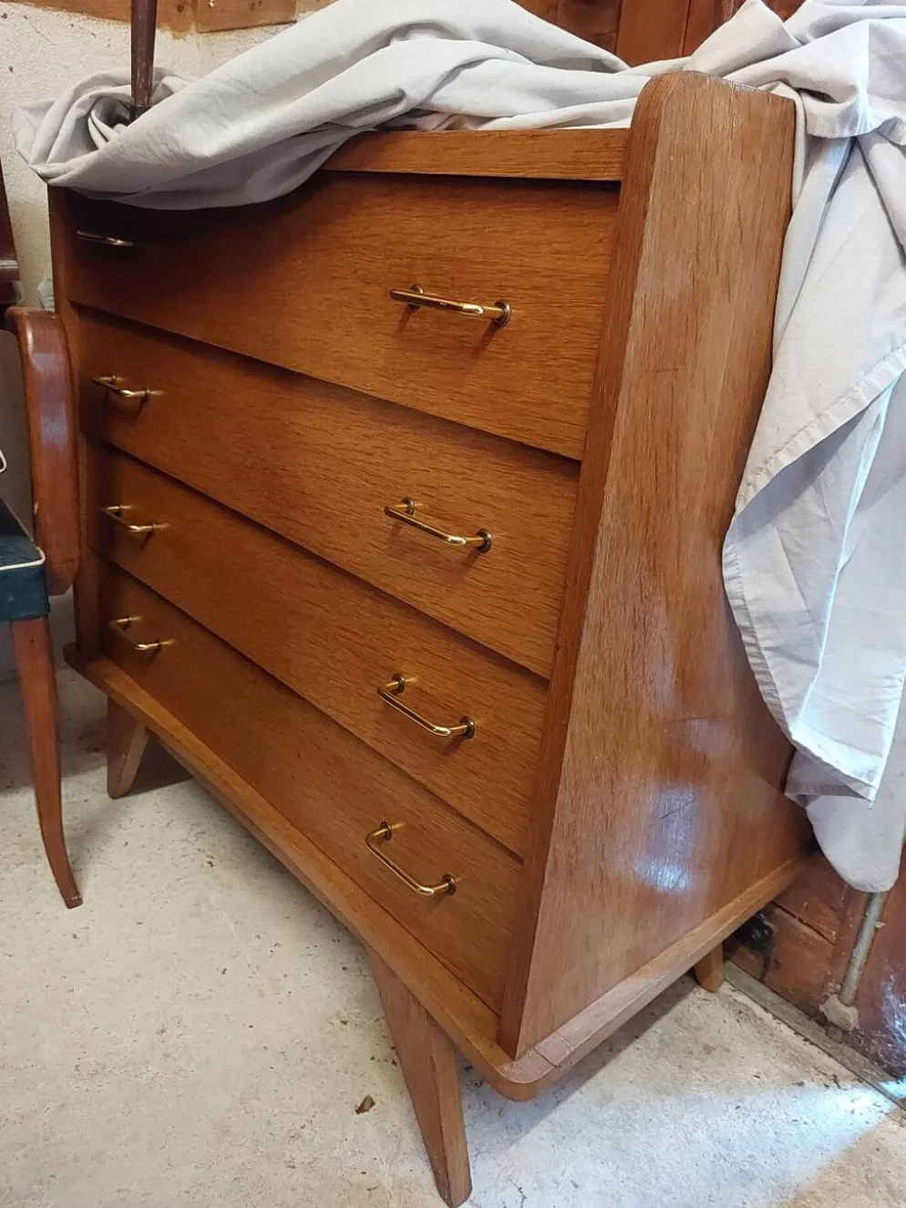 commode vintage aux pieds compas