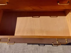 commode vintage aux pieds compas