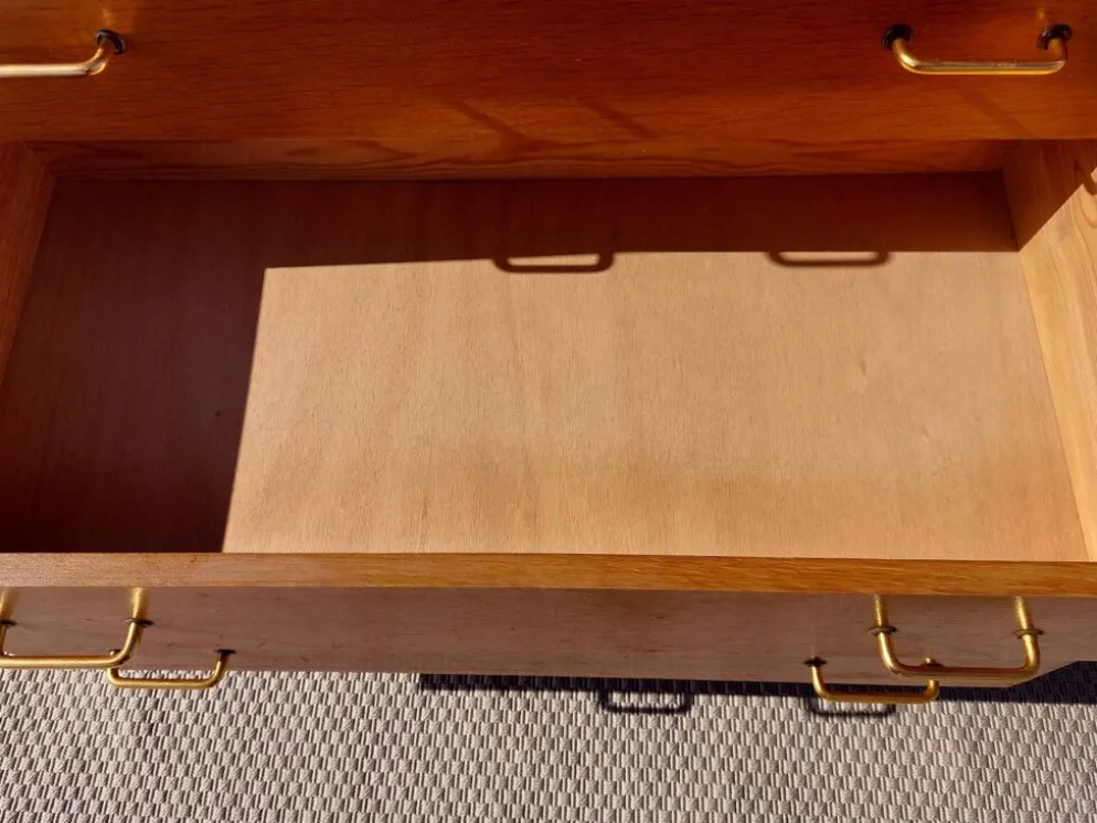 commode vintage aux pieds compas