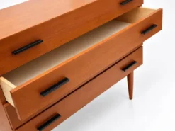 Commode vintage – commode en bois avec 4 tiroirs des années 60