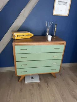 Commode vintage en bois – 4 tiroirs vert d’eau – pieds compas
