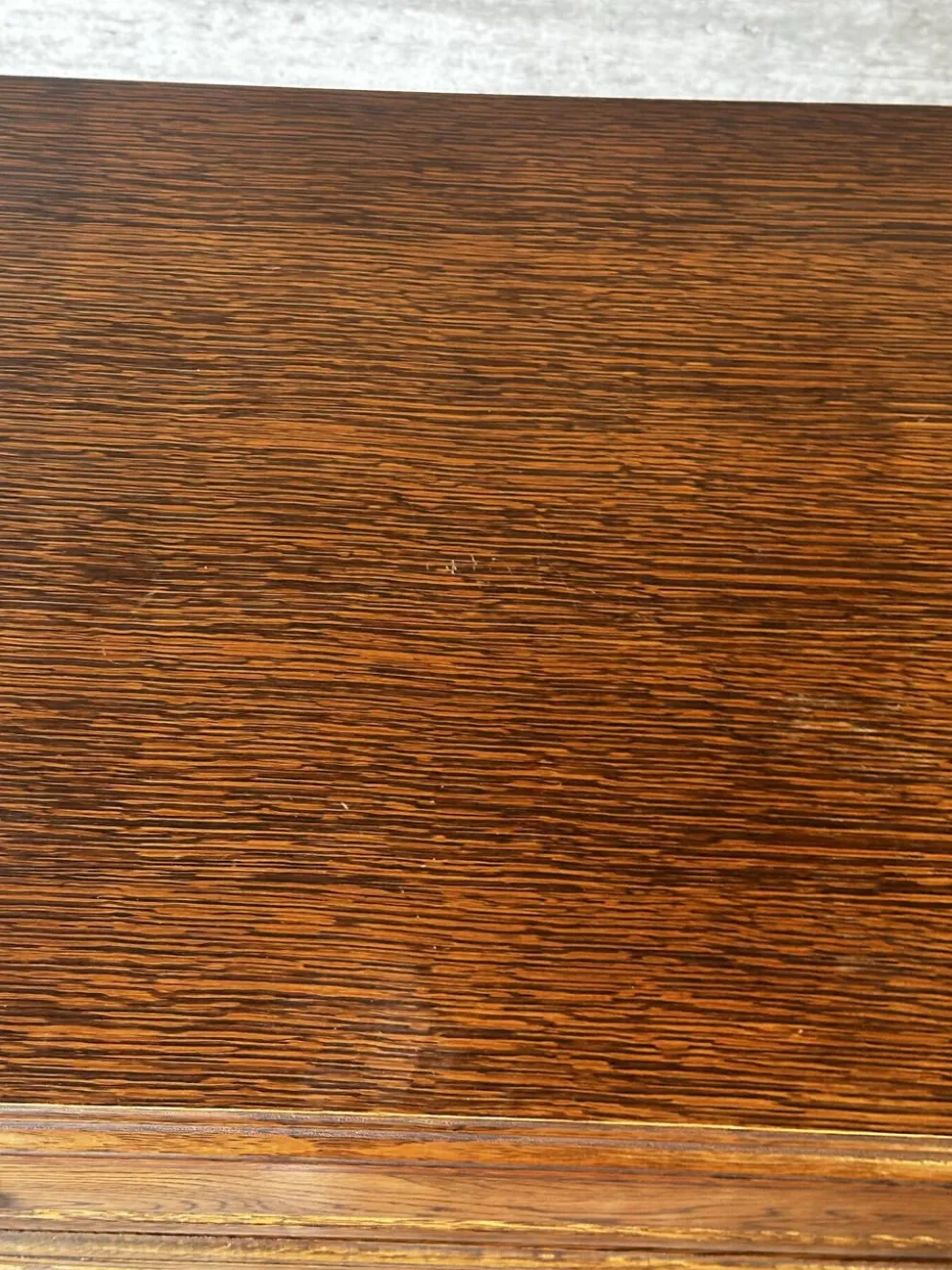 Commode vintage en chêne et placage à 4 tiroirs