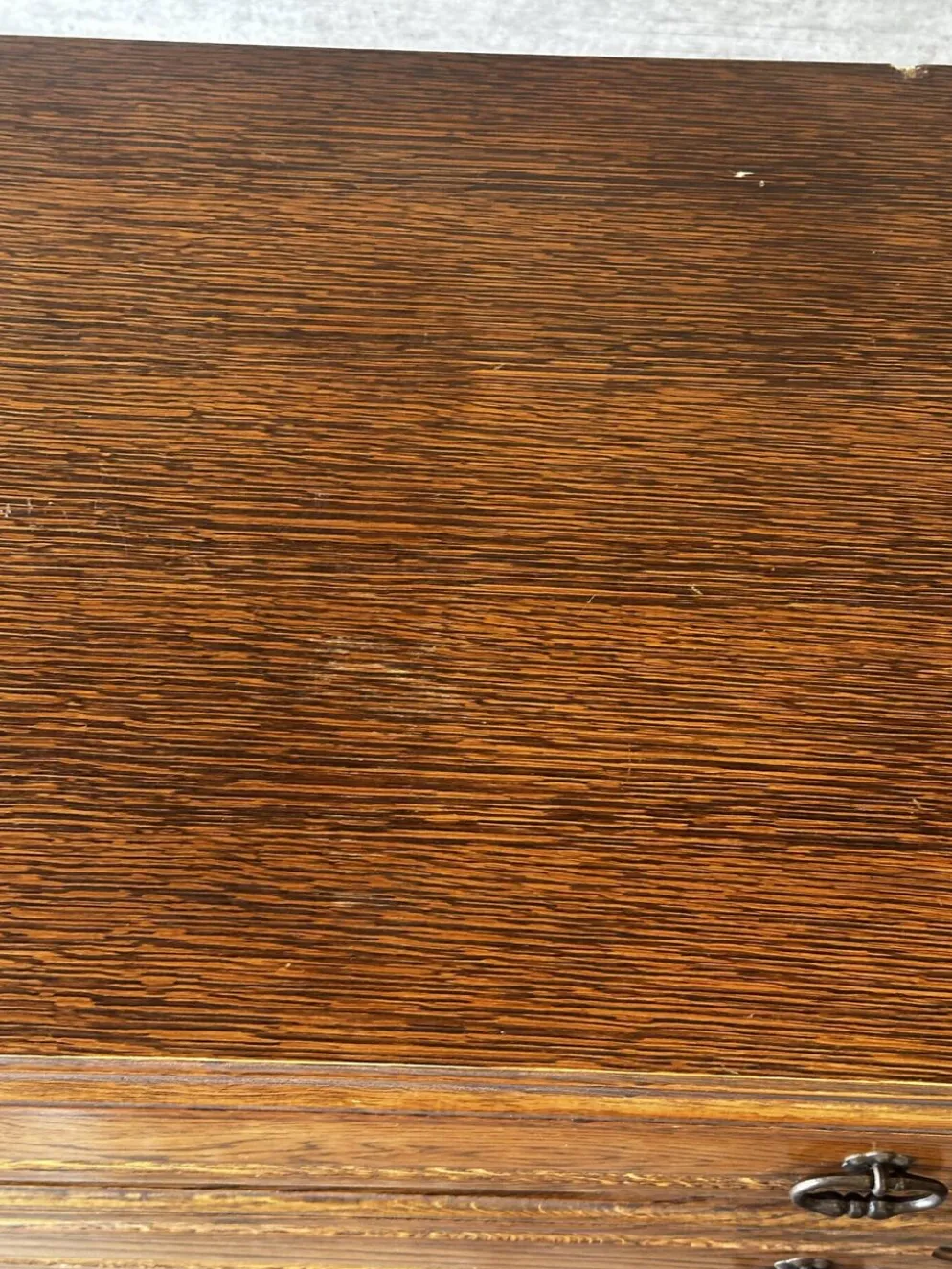 Commode vintage en chêne et placage à 4 tiroirs