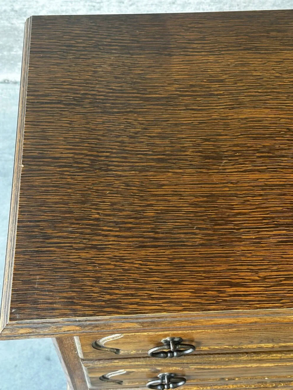 Commode vintage en chêne et placage à 4 tiroirs