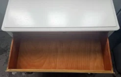 Commode vintage en poirier massif, relookée blanc laqué – pieds compas