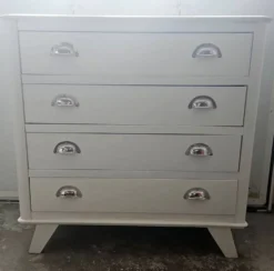 Commode vintage en poirier massif, relookée blanc laqué – pieds compas