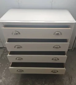 Commode vintage en poirier massif, relookée blanc laqué – pieds compas