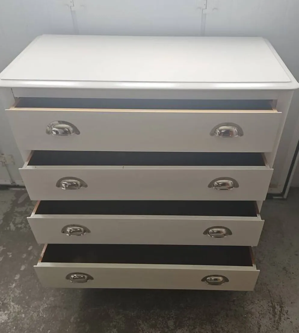 Commode vintage en poirier massif, relookée blanc laqué – pieds compas