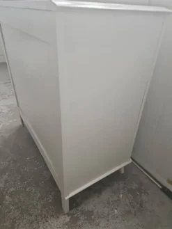 Commode vintage en poirier massif, relookée blanc laqué – pieds compas