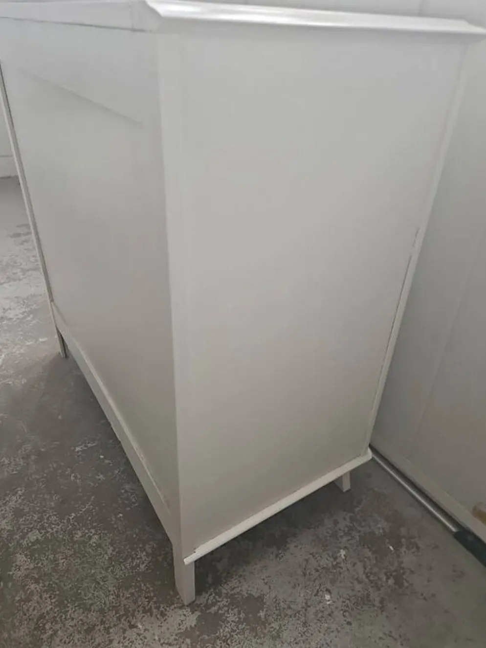 Commode vintage en poirier massif, relookée blanc laqué – pieds compas