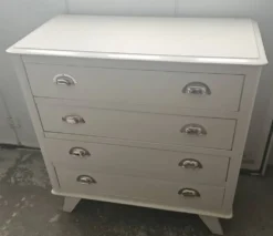 Commode vintage en poirier massif, relookée blanc laqué – pieds compas