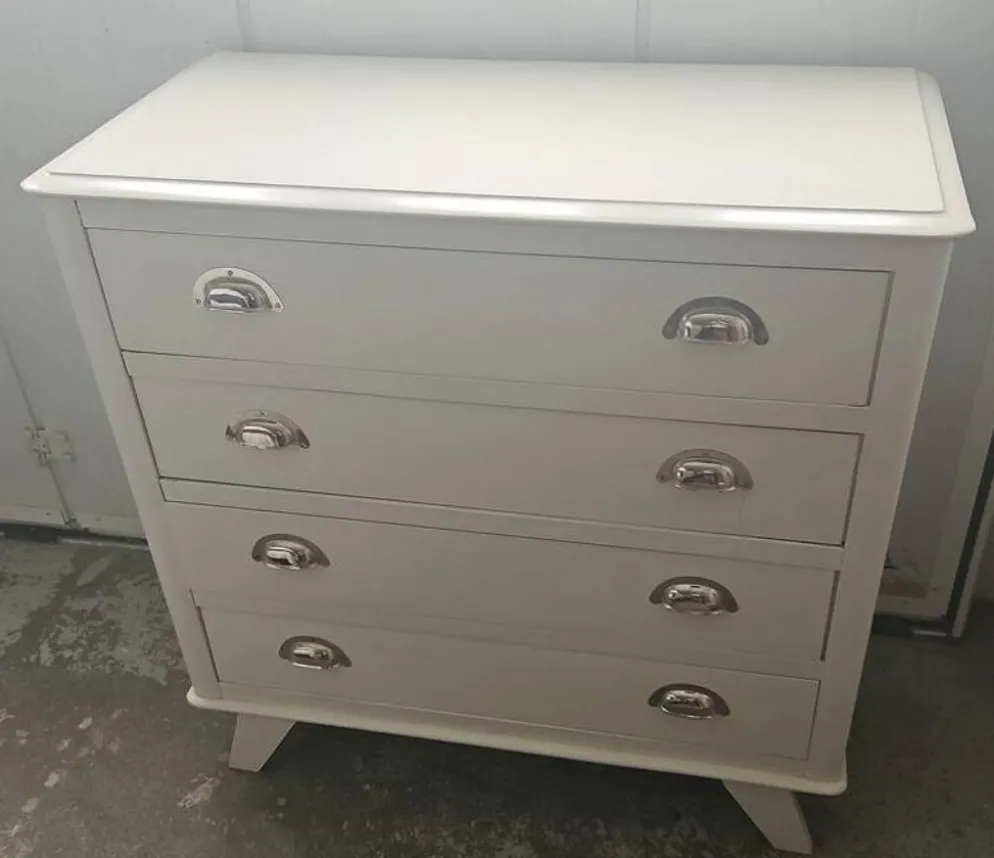 Commode vintage en poirier massif, relookée blanc laqué – pieds compas