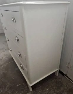 Commode vintage en poirier massif, relookée blanc laqué – pieds compas