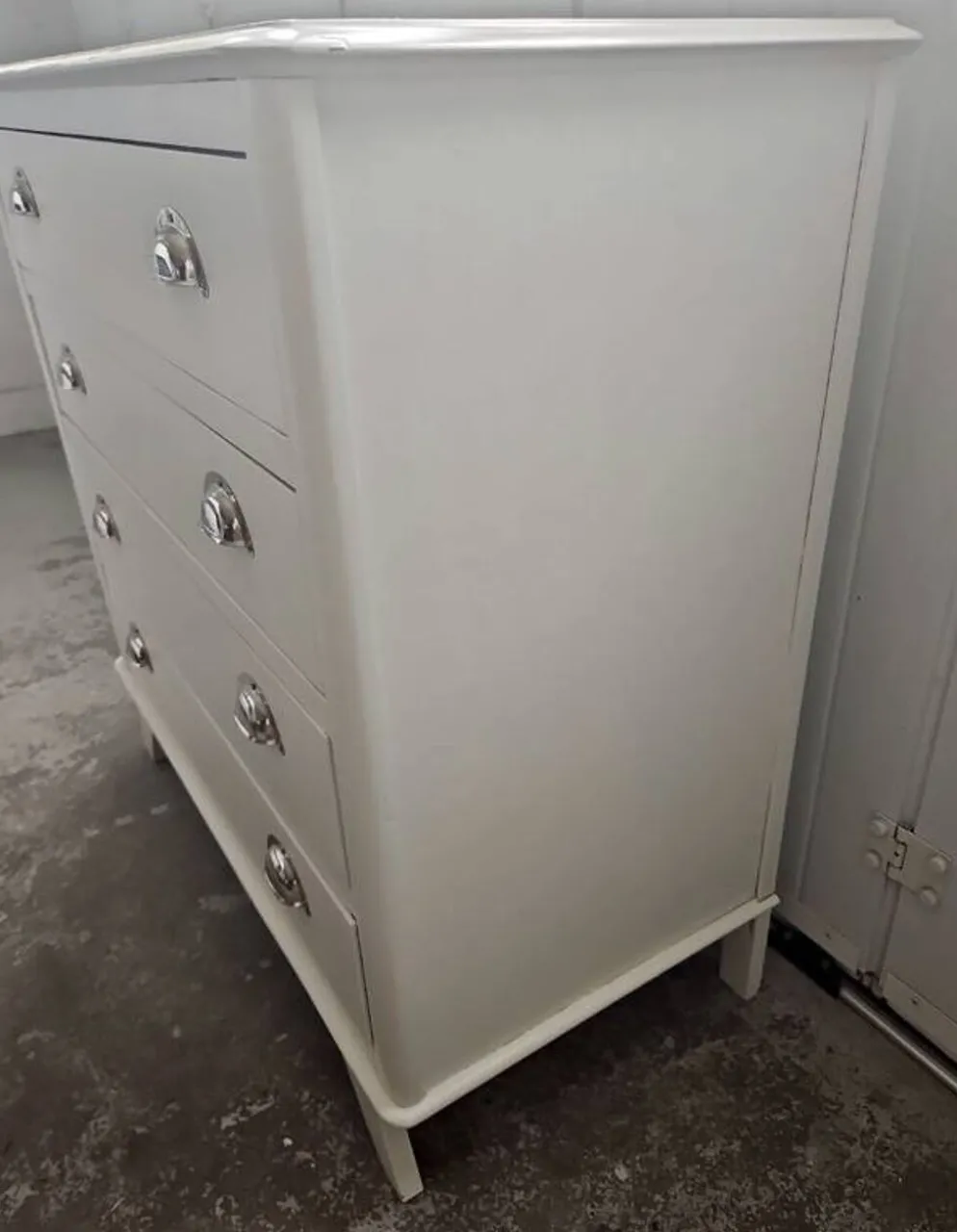 Commode vintage en poirier massif, relookée blanc laqué – pieds compas