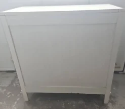 Commode vintage en poirier massif, relookée blanc laqué – pieds compas