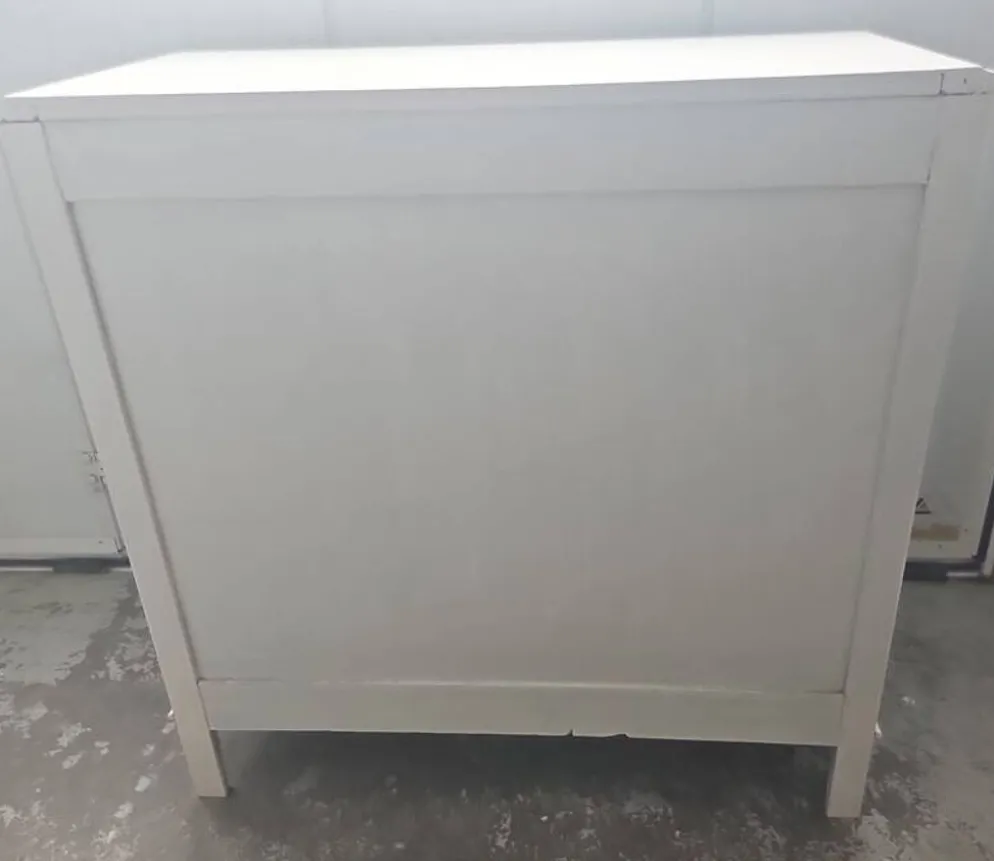 Commode vintage en poirier massif, relookée blanc laqué – pieds compas