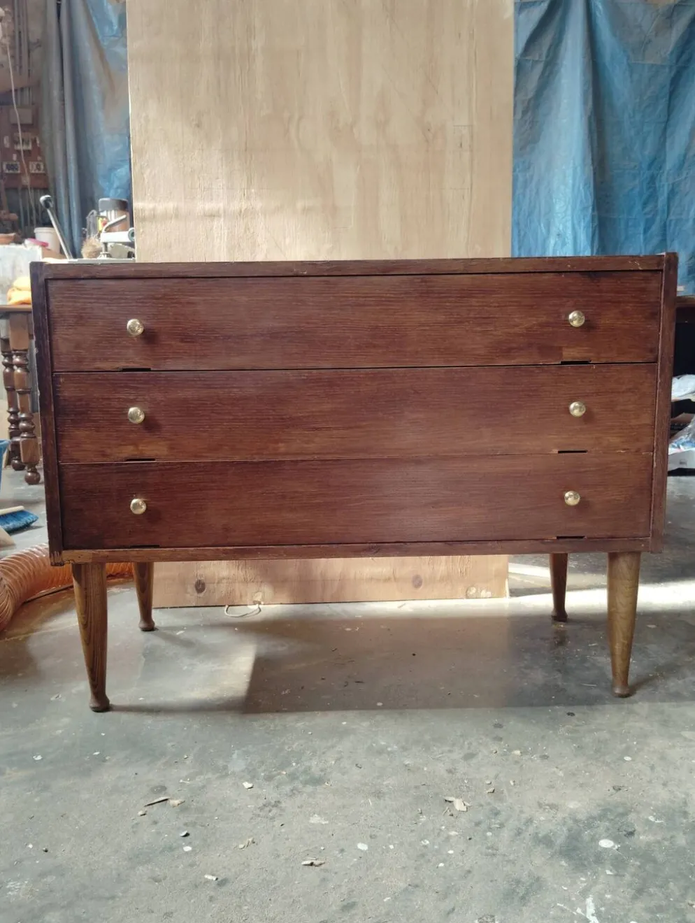 Commode vintage sauteuse pieds compas tournés