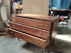 Commode vintage sauteuse pieds compas tournés